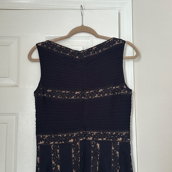 Excellent Tadashi Shoji Pintuck Jersey and Lace Dress in Navy Nude Size Small S - Picture 4 of 10